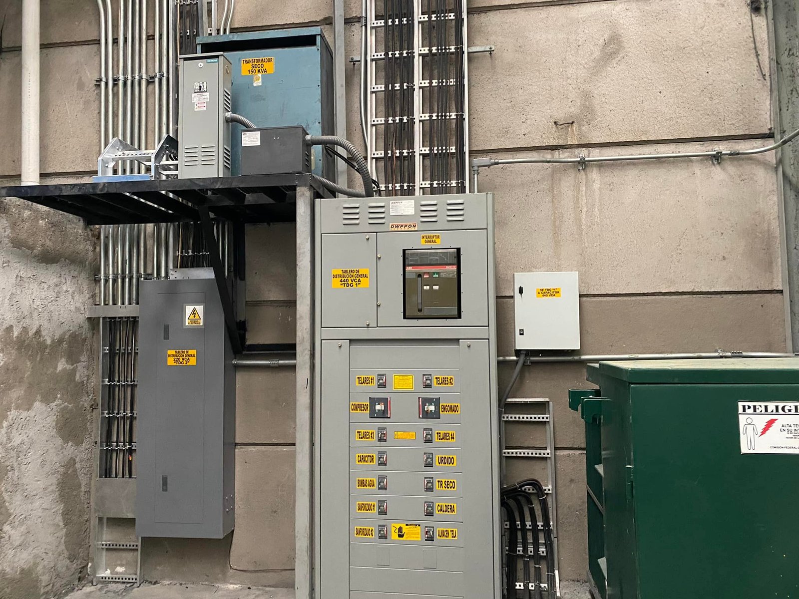 Tableros eléctricos y transformador de media tensión
