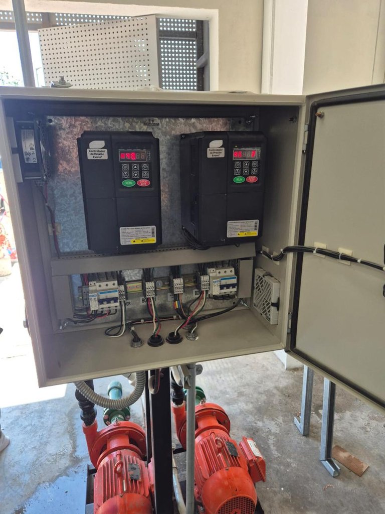 Tablero exterior abierto para revisión eléctrica