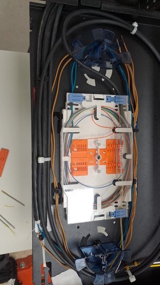 Charola y conexiones de fibra óptica