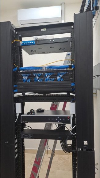 Rack con equipos y conexiones de comunicación