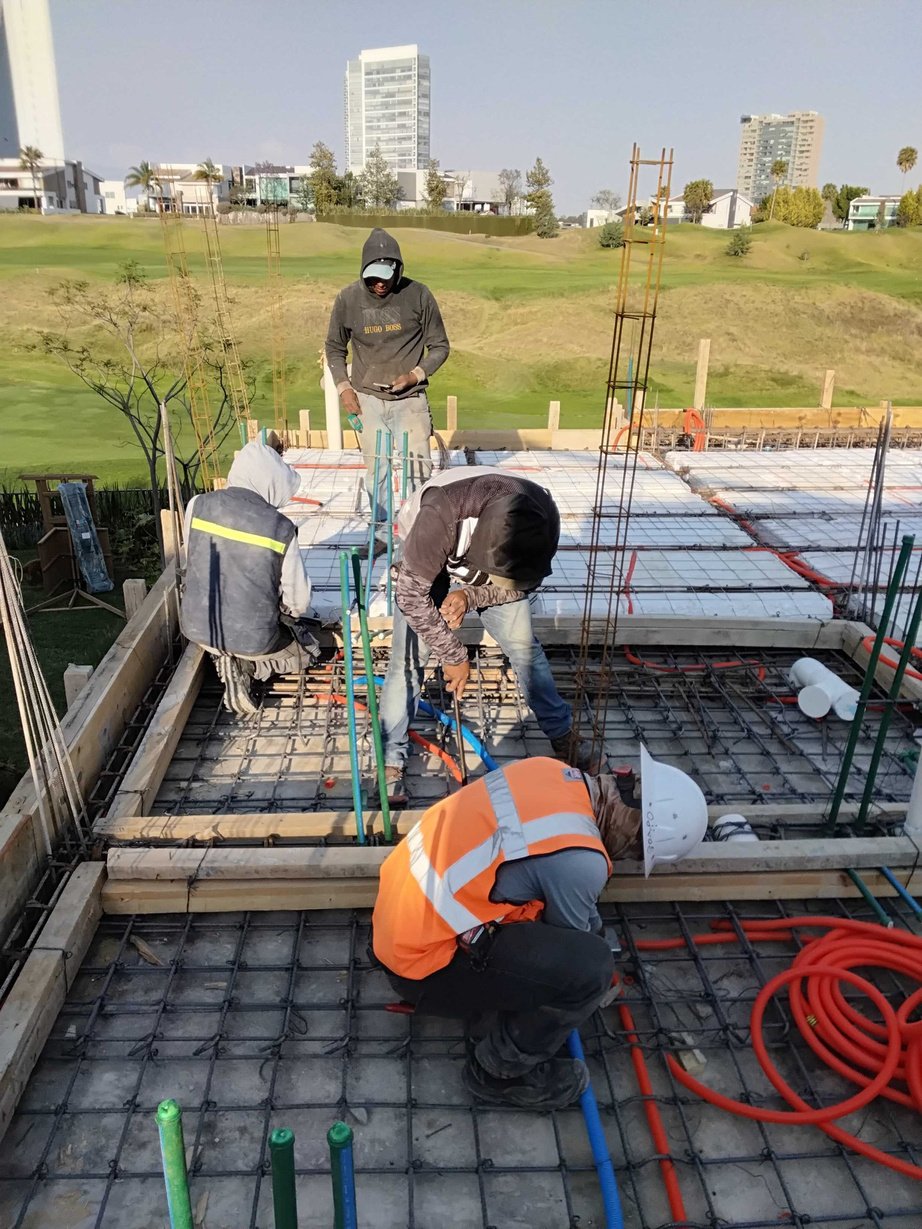 Instalaciones hidráulicas y eléctricas integradas durante una obra residencial