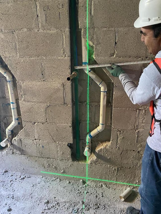 Trazo de tuberías hidráulicas en muro residencial