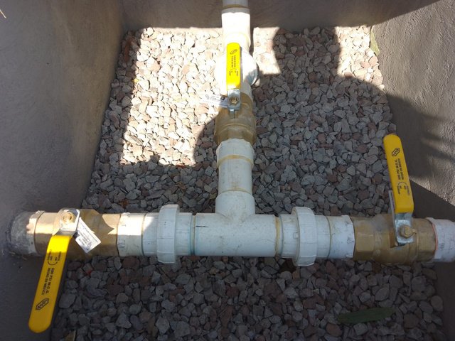 Válvulas y tubería de una instalación hidráulica residencial