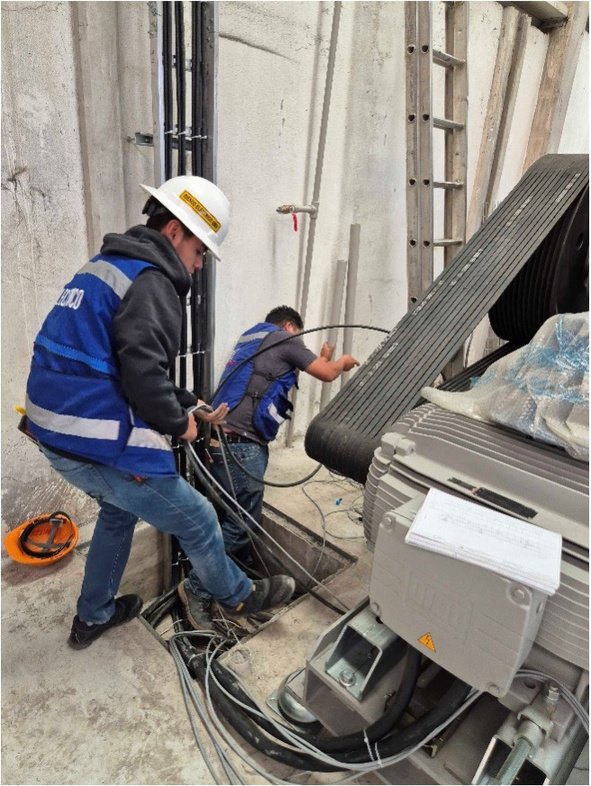 Técnico realizando canalización y cableado industrial