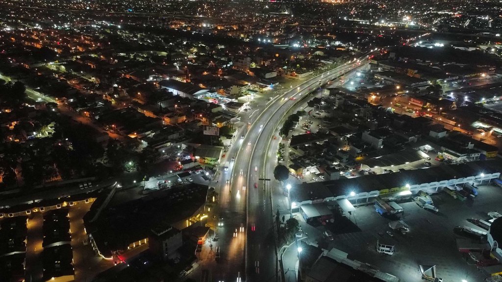 Vista aérea nocturna de Central de Abastos Puebla