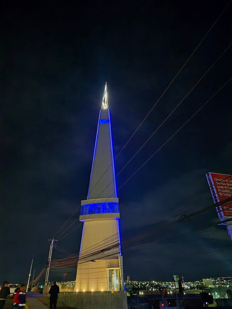 Faro 5 de Febrero iluminado por la noche