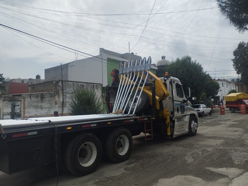 Camión canastilla durante trabajos de alumbrado público
