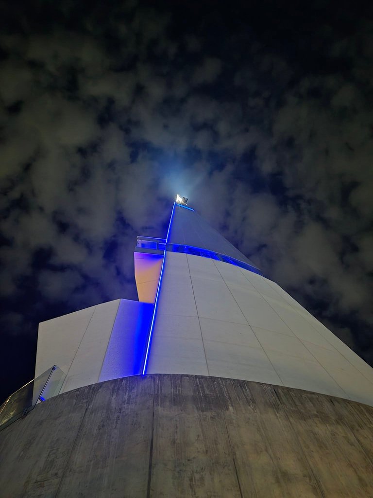 Iluminación arquitectónica del Faro 5 de Febrero