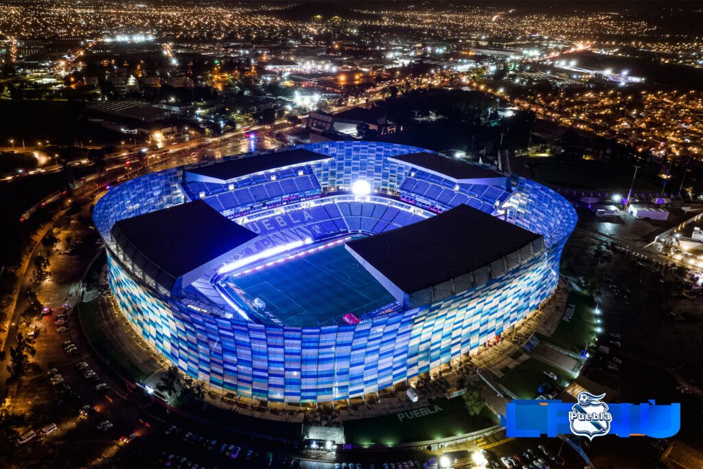Vista aérea del Estadio Cuauhtémoc iluminado