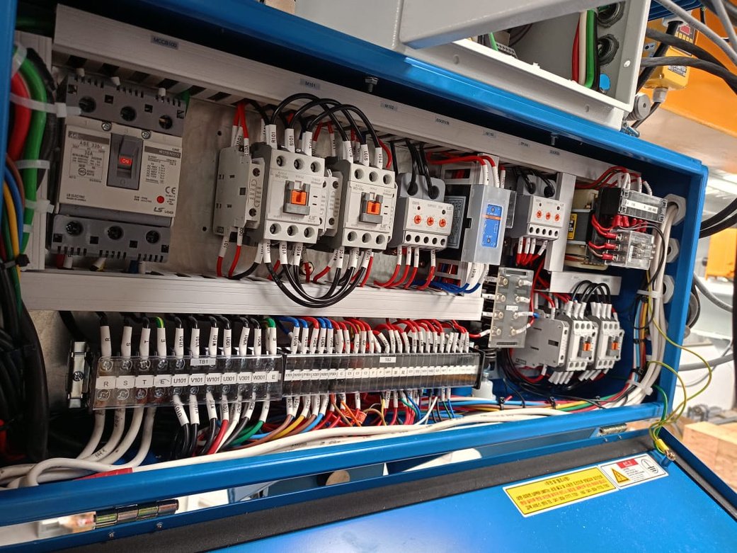 Tablero de control eléctrico de una instalación industrial