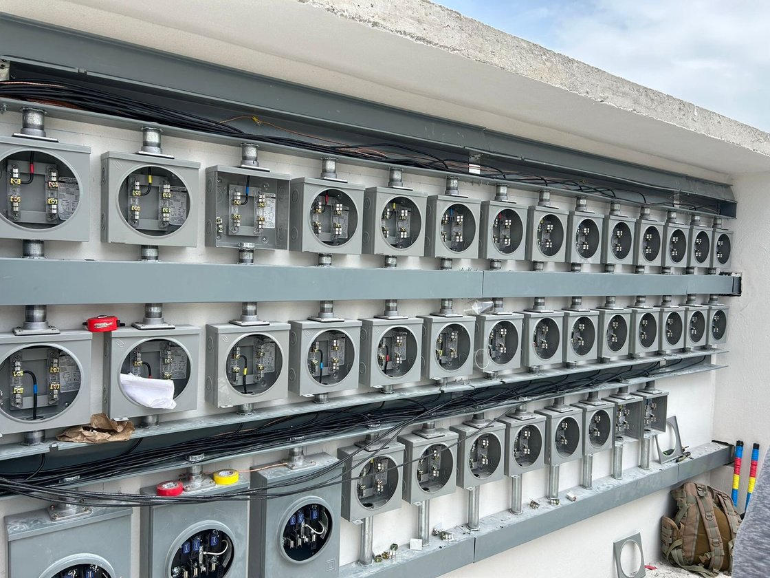 Banco de capacitores instalado en Price Shoes