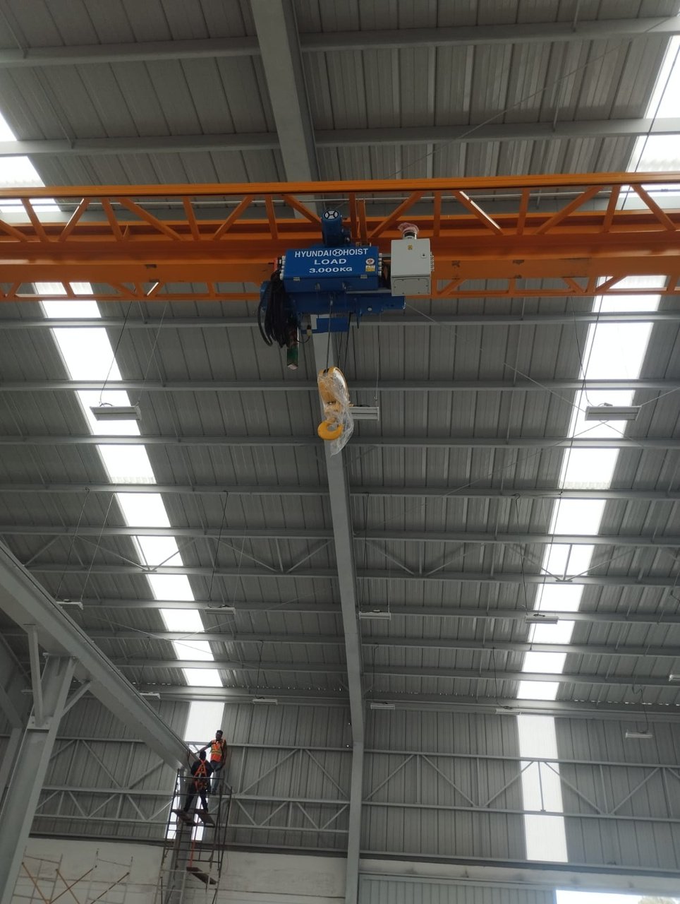 Instalación de iluminación industrial en VALTIC